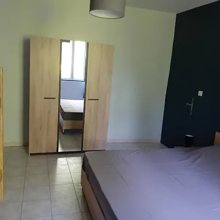 Chambre Dans Appartement - Gite 2 A 4 Personnes Apartman Cruis